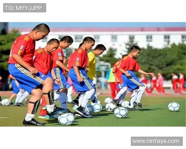 孩子与足球明星互动趣味视频引发网友热议温馨瞬间感动无数人 孩子与足球明星互动趣味视频引发网友热议温馨瞬间感动无数人